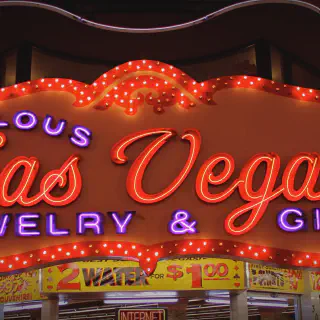 /img/49176-shopping-in-las-vegas.webp