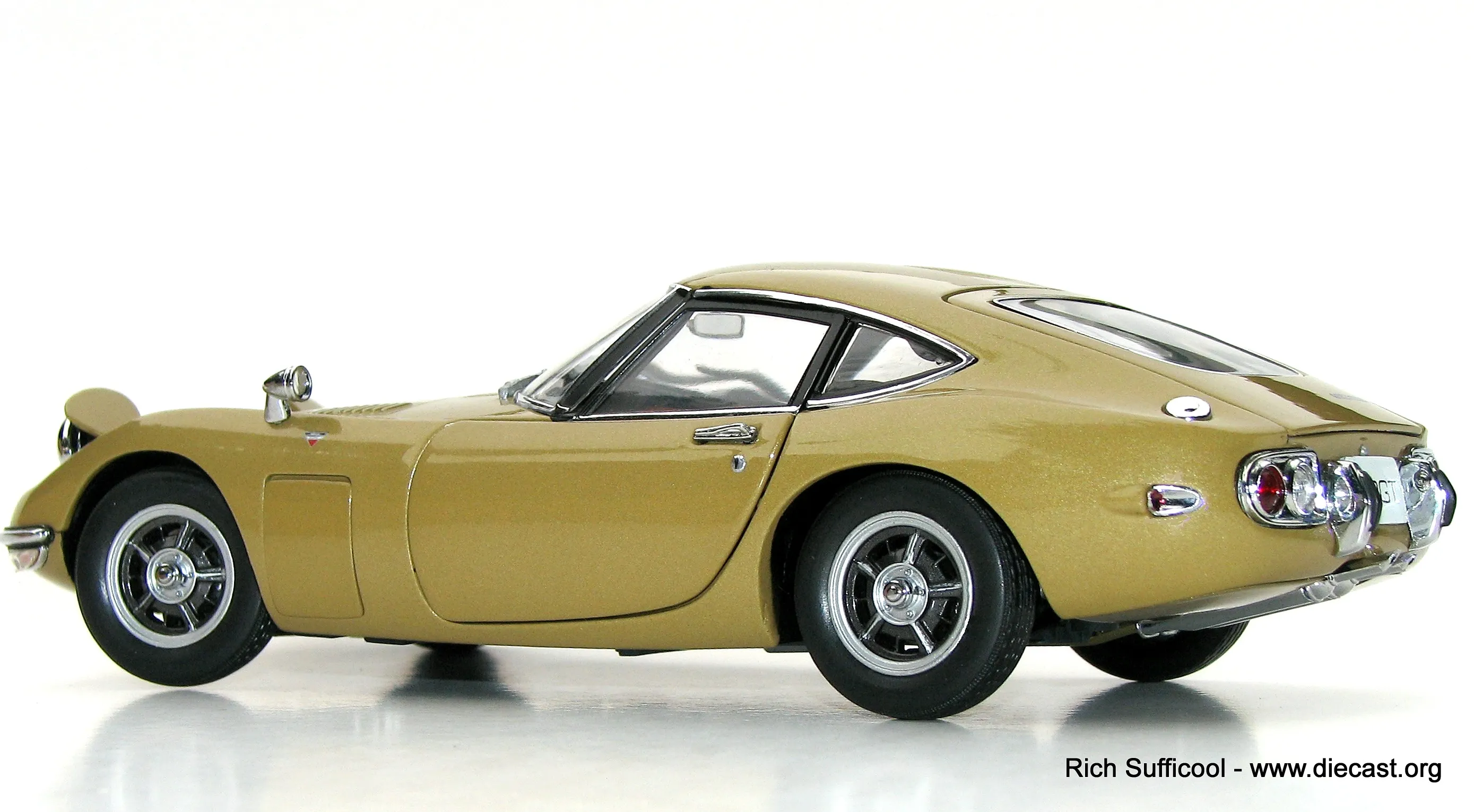 /img/49205-diecast-toyota-2000gt-marketplace.webp