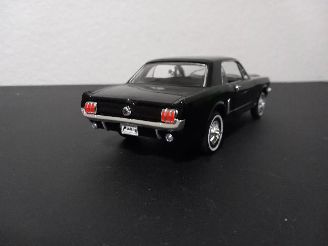 /img/49220-mustang-diecast-collectors-display.webp