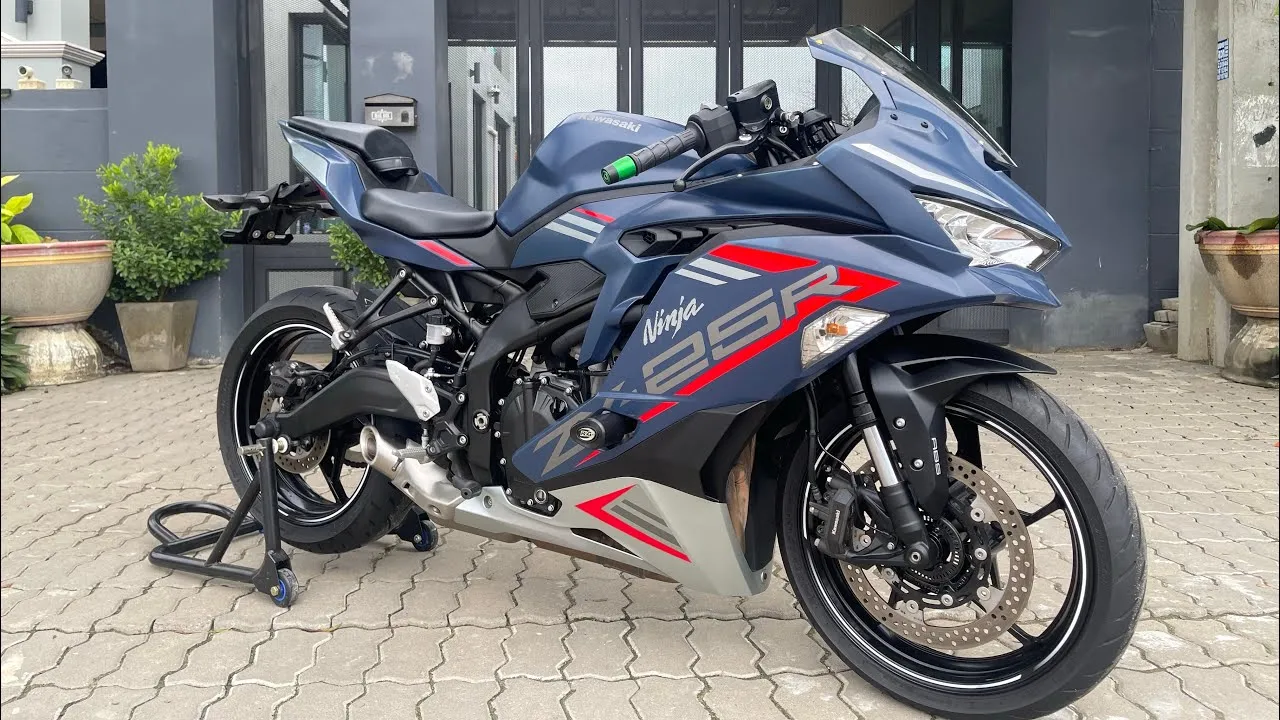 49231 zx25r diecast close up