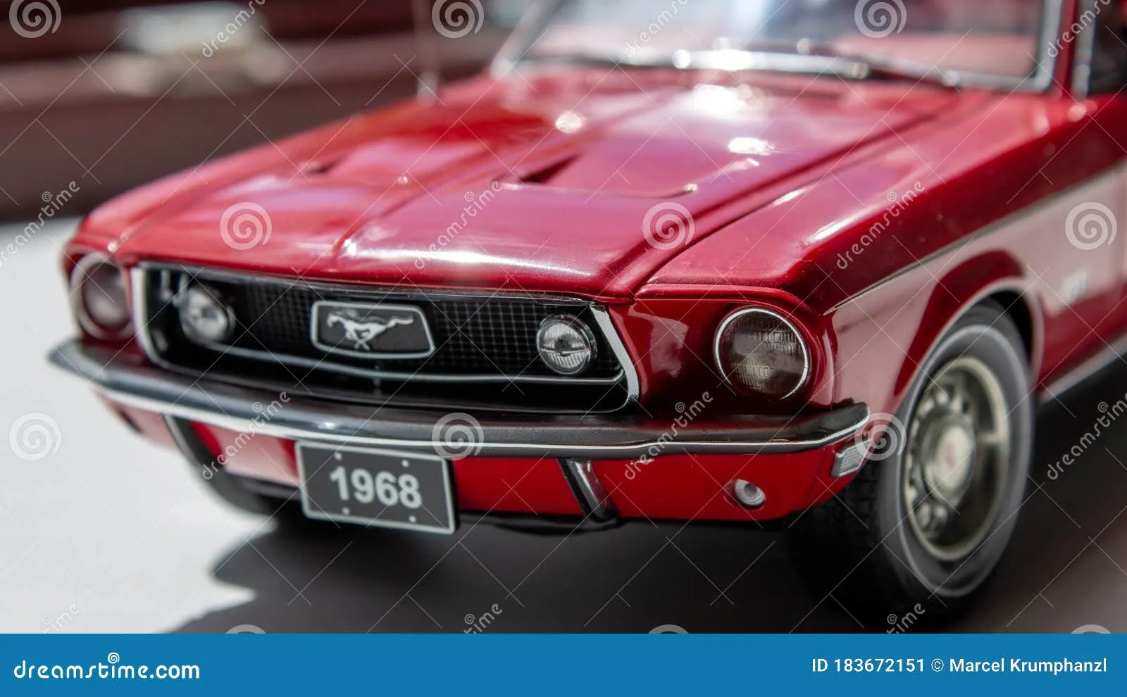 /img/49243-mustang-diecast-display.webp