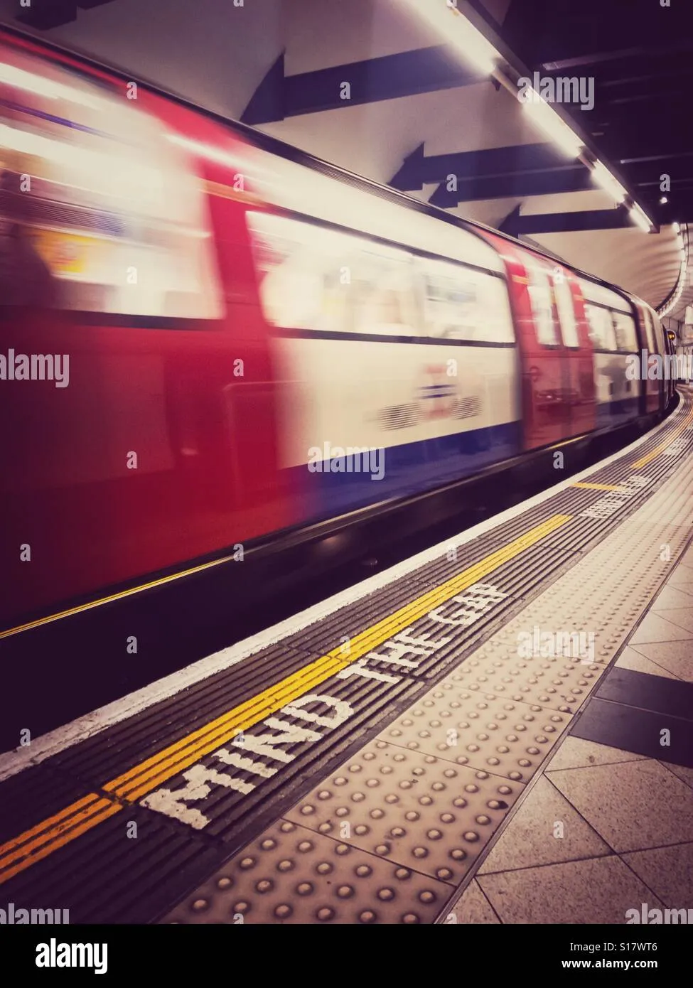 49266 diecast london underground trains iconic designs