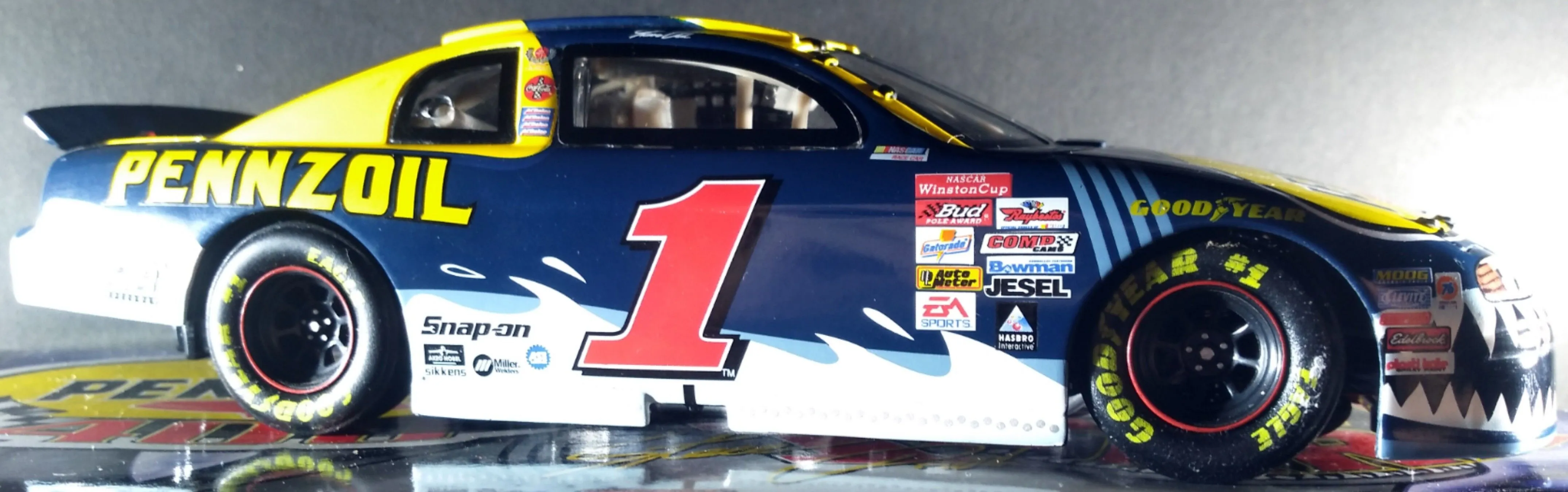 /img/49327-nascar-diecast-car-buying-guide.webp