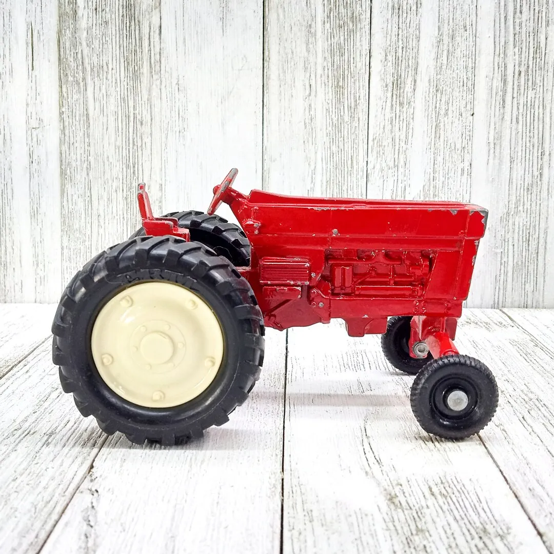 /img/49431-diecast-tractor-display.webp