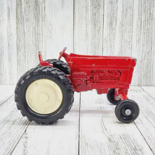 /img/49431-diecast-tractor-display.webp